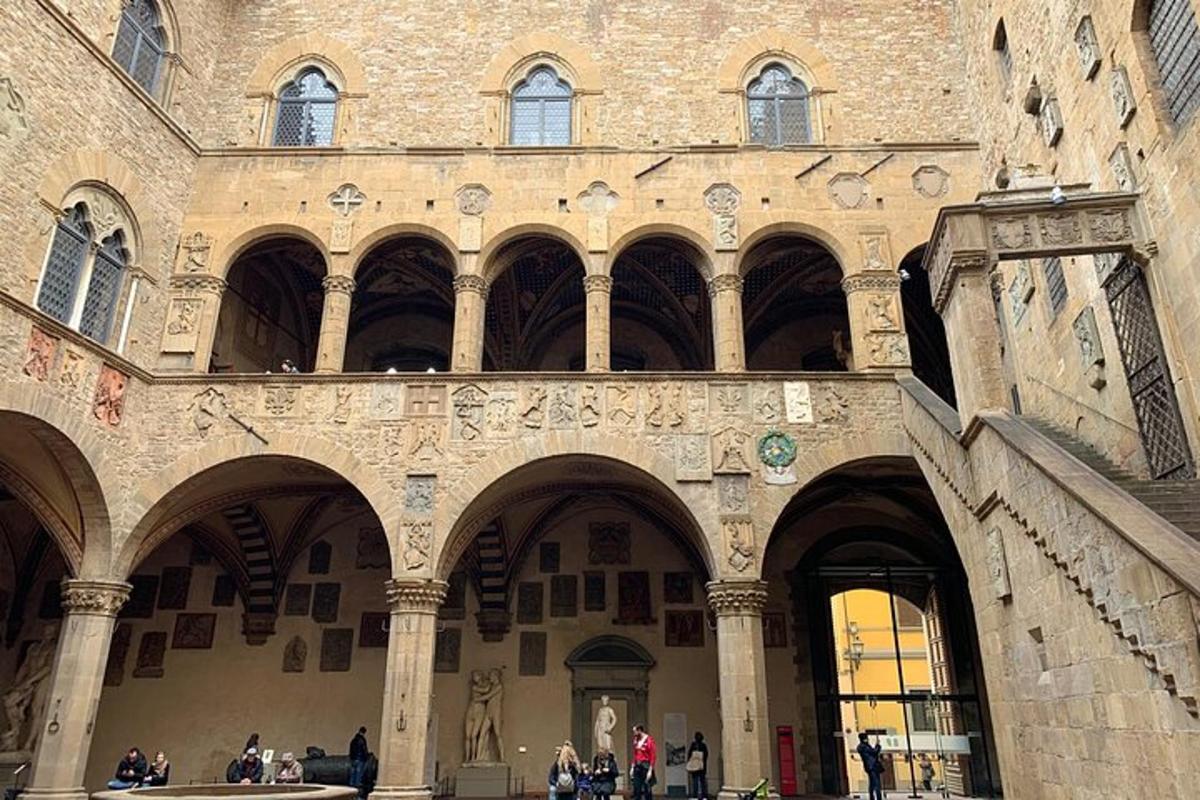 um grande edifício com arcos e pessoas caminhando nele