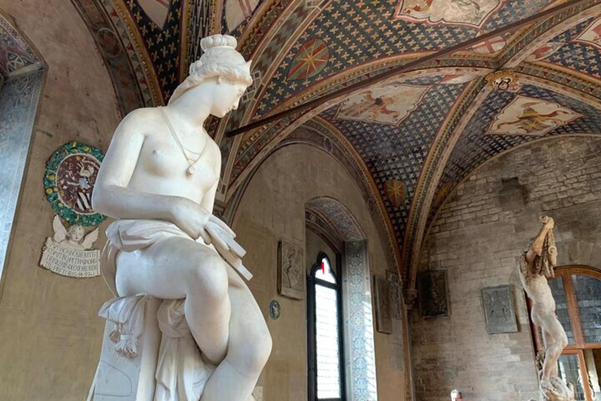 uma estátua de uma mulher sentada em um prédio