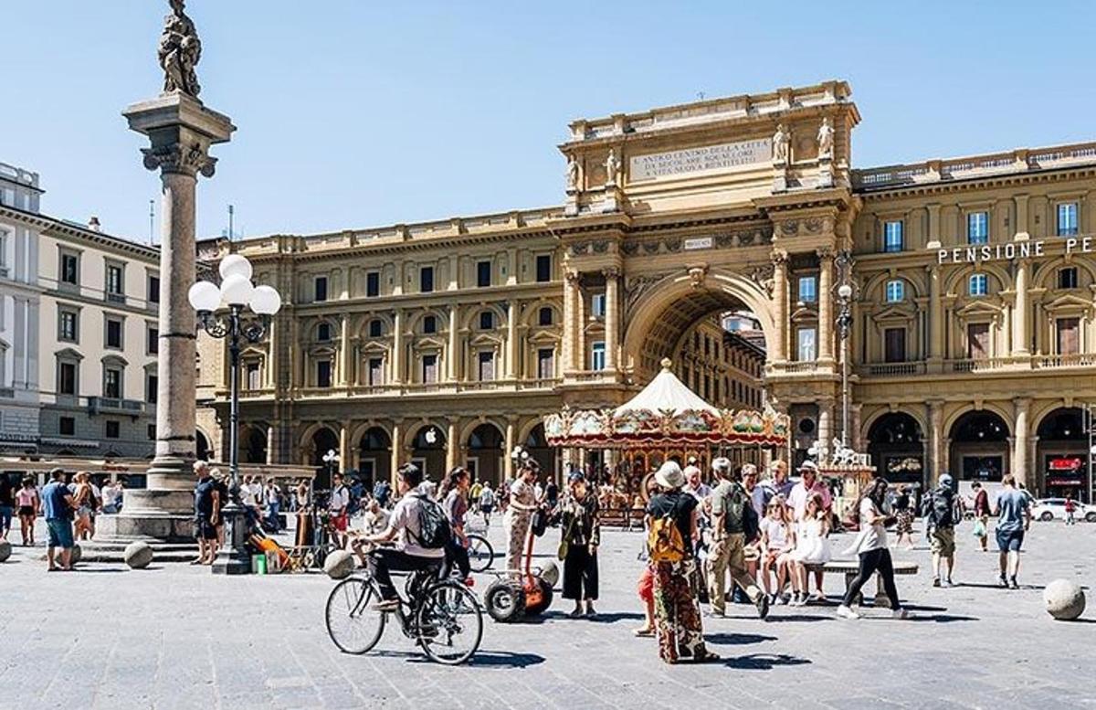 un gruppo di persone in piedi davanti a un edificio