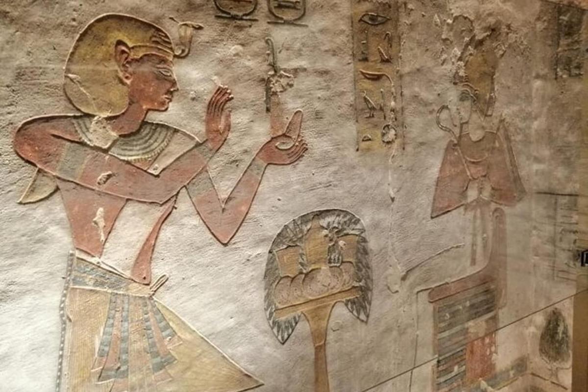 جدار عليه صورة امرأة