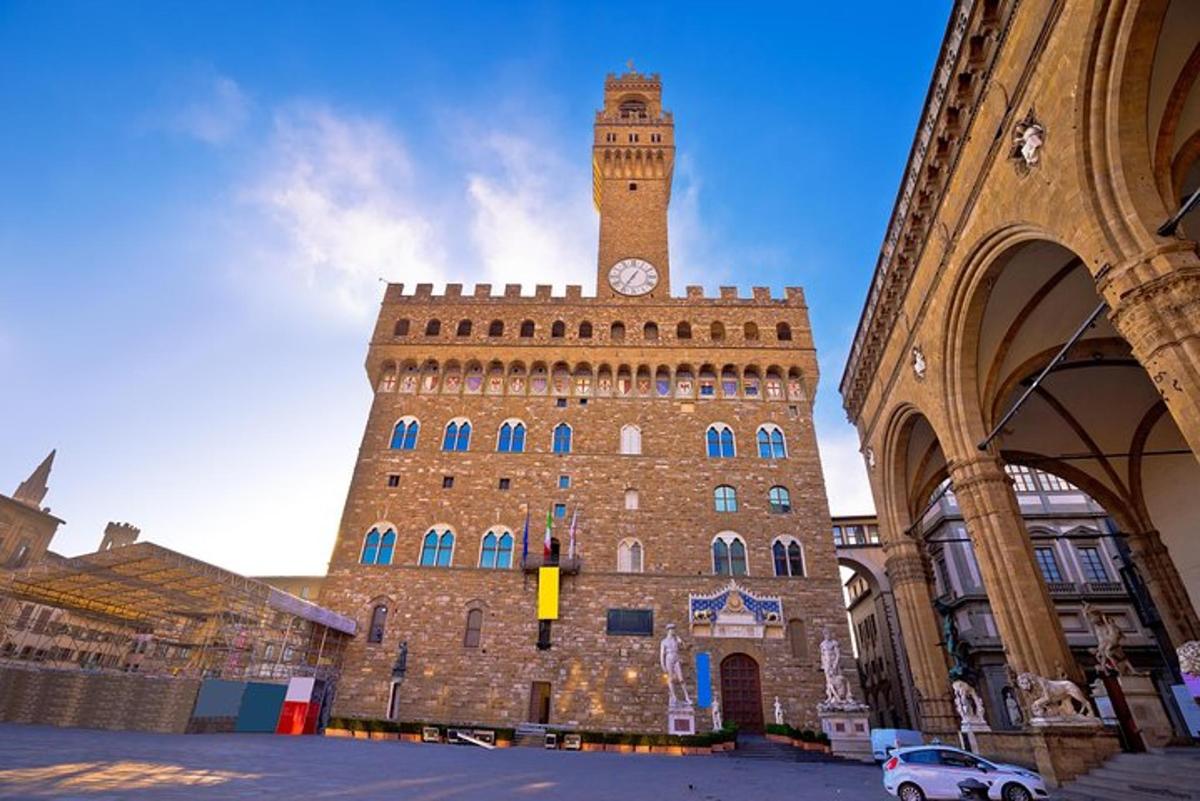 un grande edificio in mattoni con una torre dell'orologio su di esso