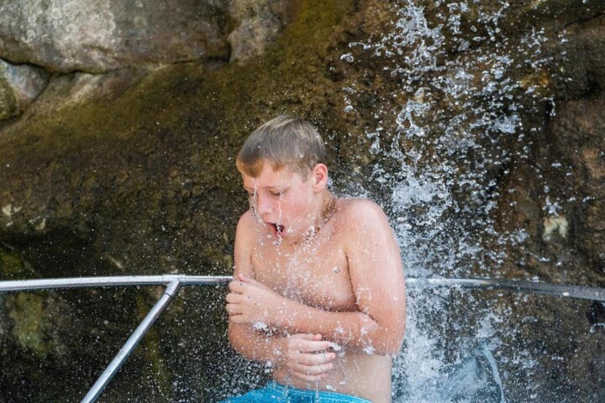mladý chlapec je vo vodopáde