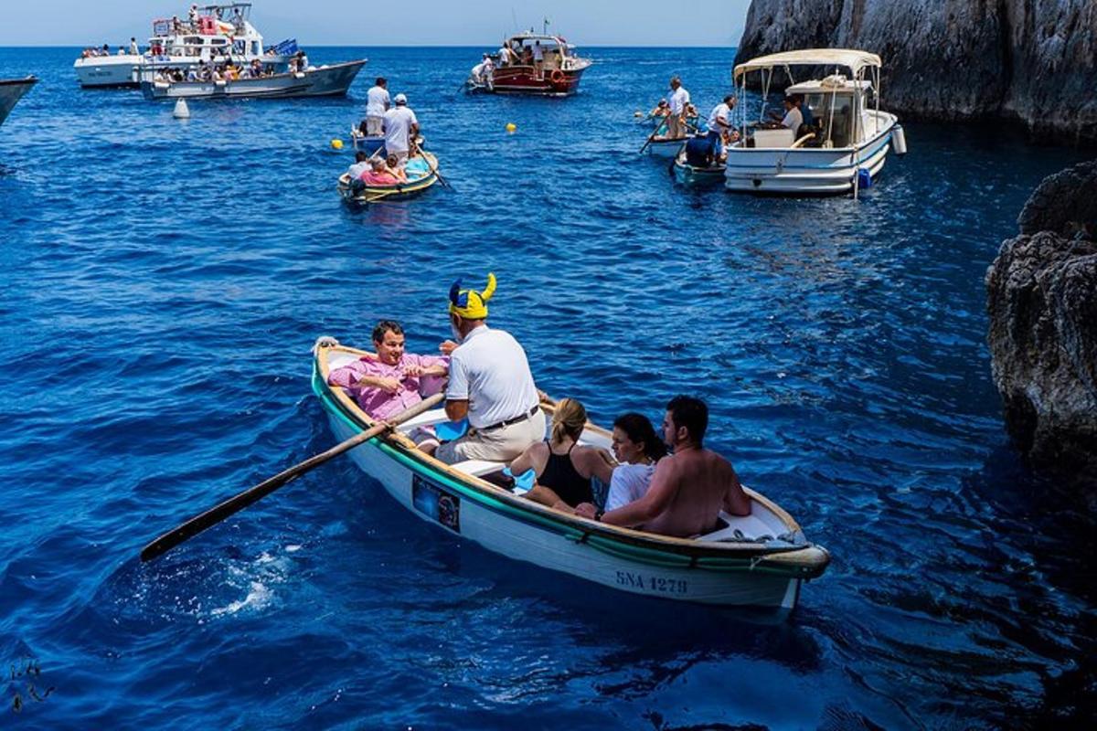 un gruppo di persone su una barca in acqua