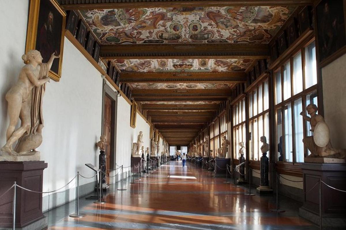 um corredor em um museu com estátuas nas paredes