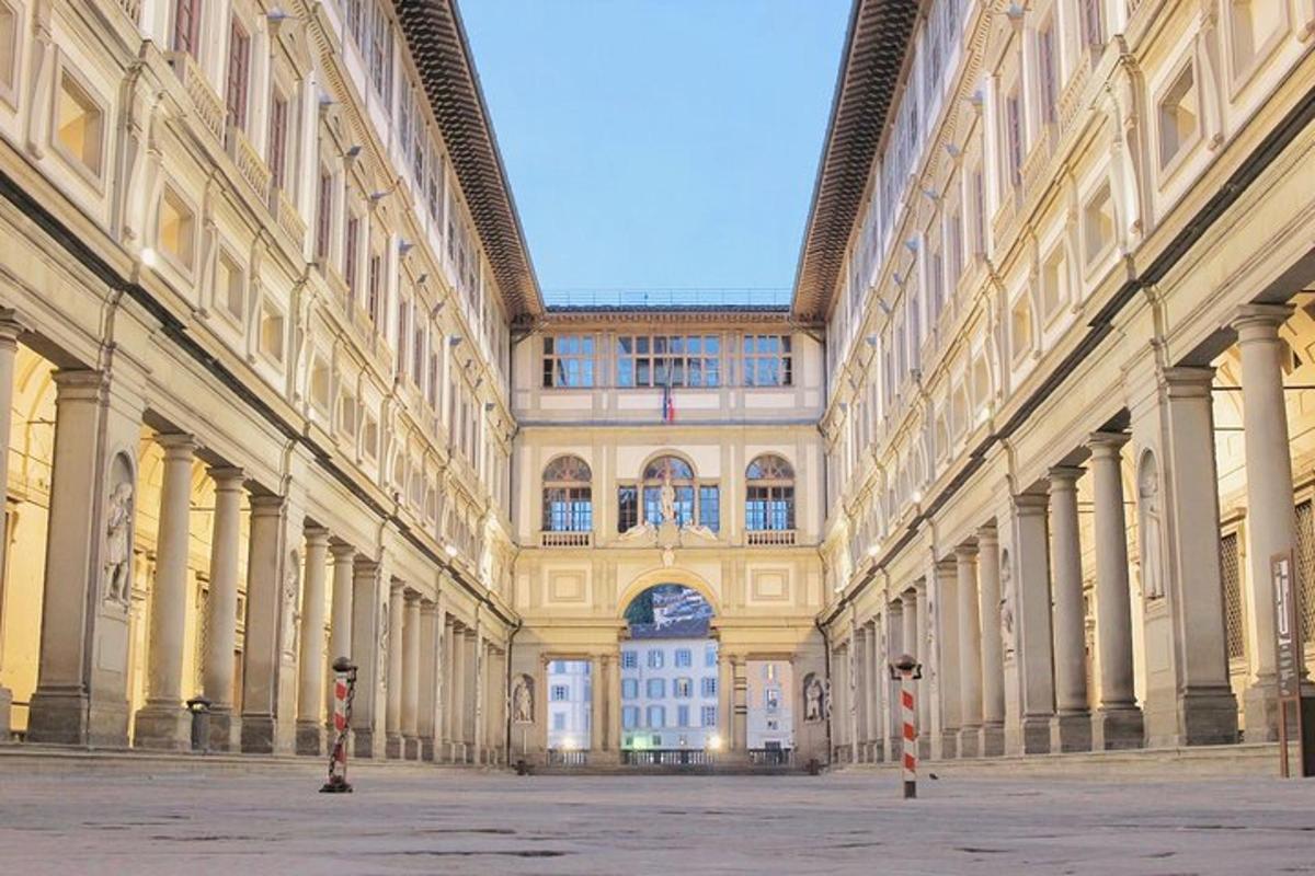 un grande edificio con colonne e un ampio corridoio
