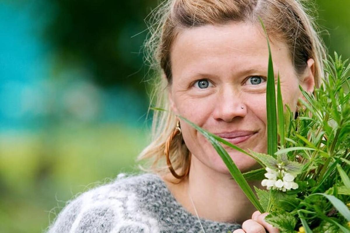 una donna che tiene in mano un mazzo di fiori bianchi