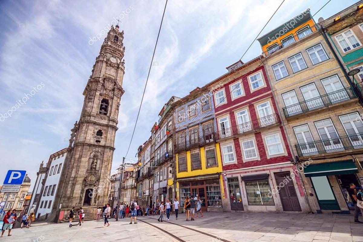 un carrer de la ciutat amb edificis i una torre del rellotge