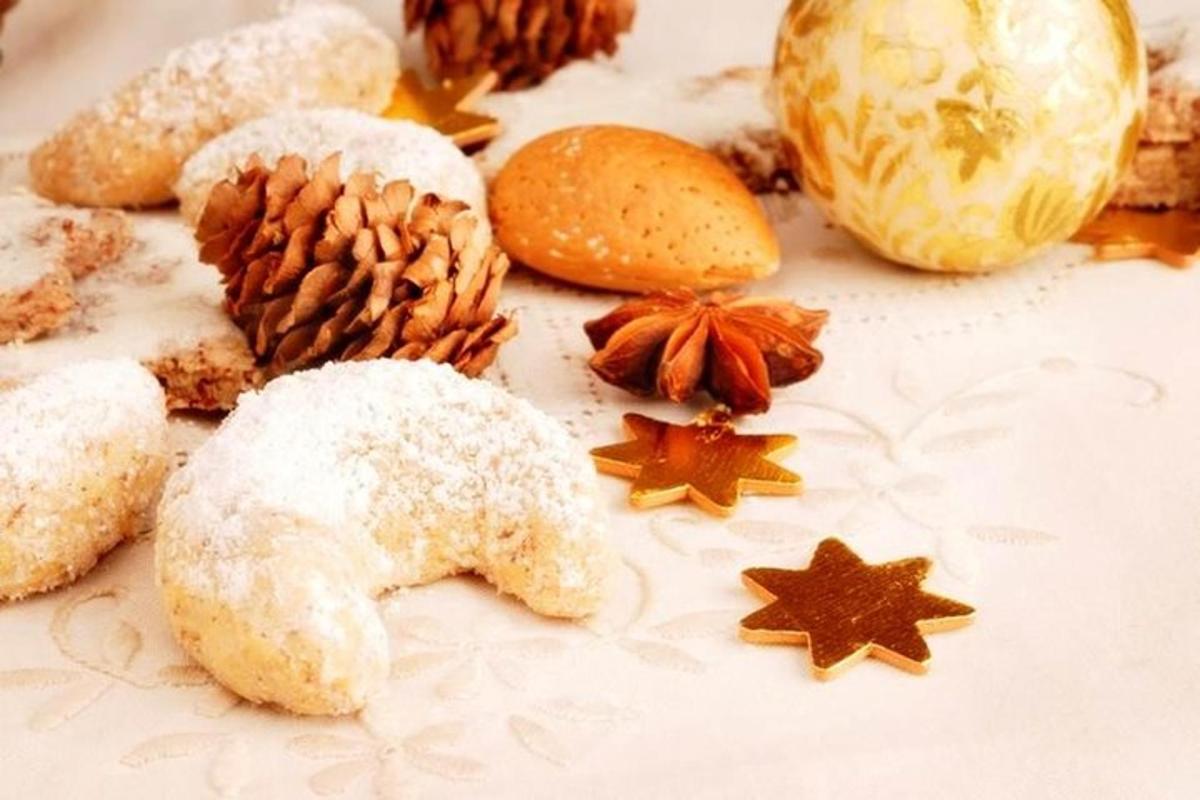 isang plato na may cookies at pine cones