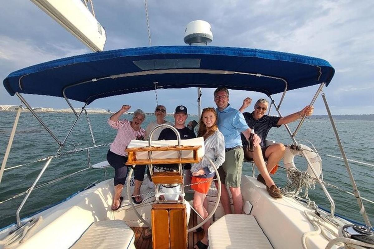 un gruppo di persone su una barca in acqua