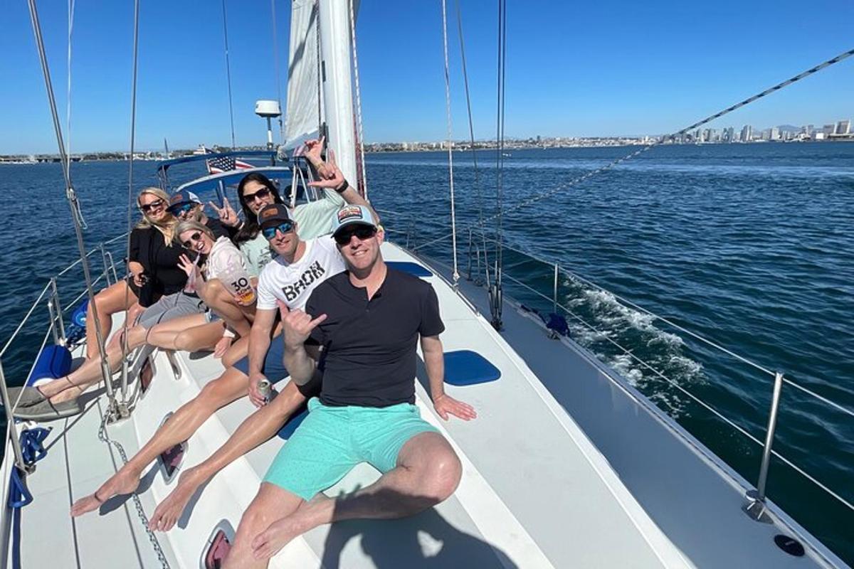un gruppo di persone sedute su una barca a vela