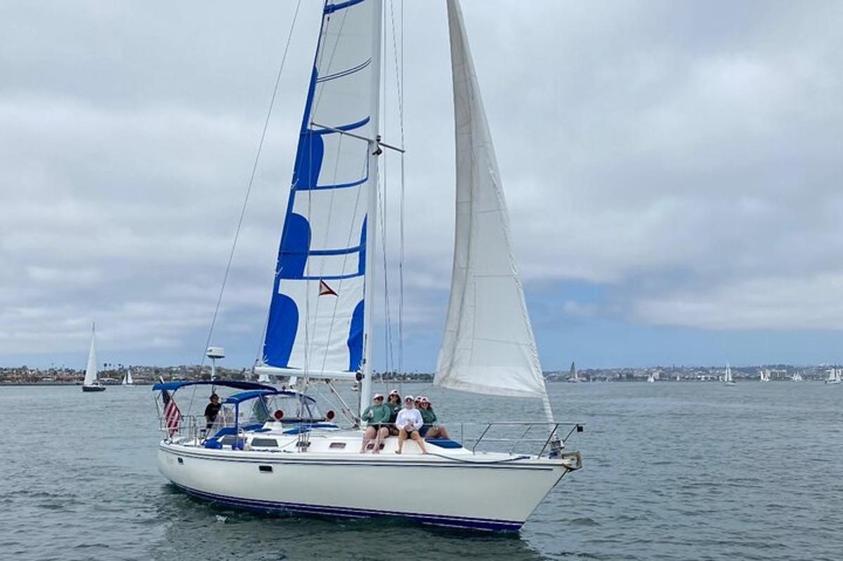 un gruppo di persone su una barca a vela in acqua