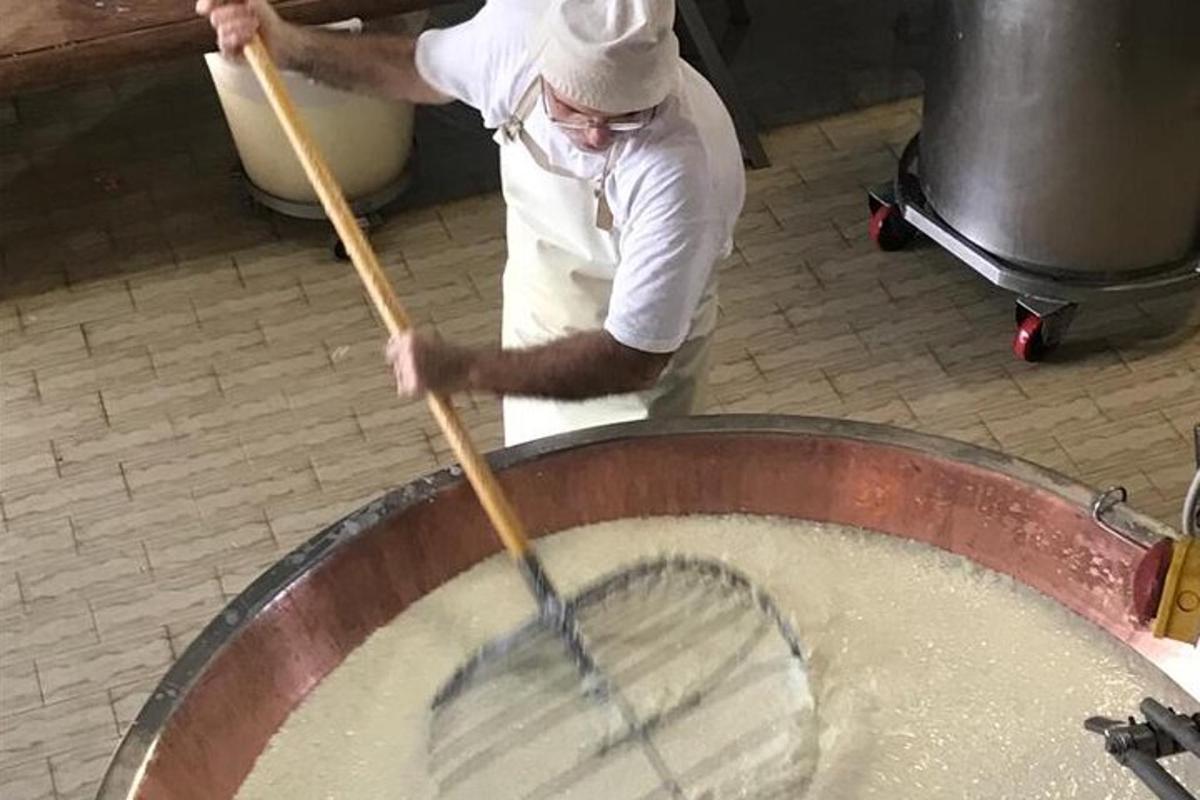Ένας άντρας αναμειγνύει υλικά σε ένα μπολ