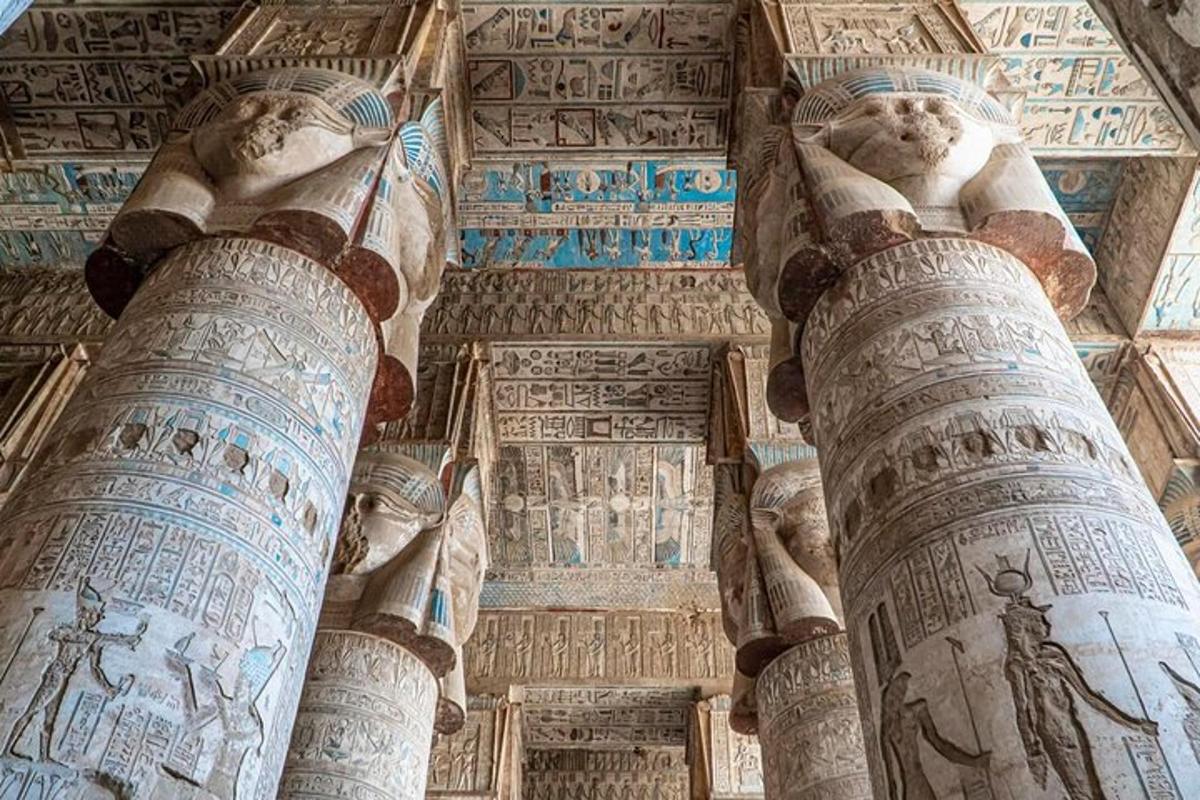 una vista del soffitto di un edificio con colonne