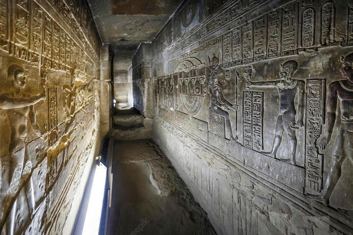 un muro con geroglifici sul lato di un edificio