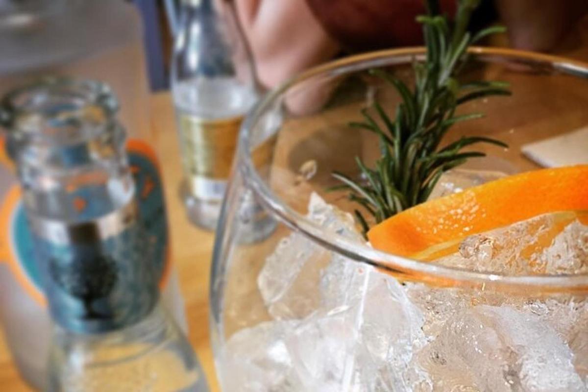 Un recipiente de vidrio con hielo y una naranja dentro.