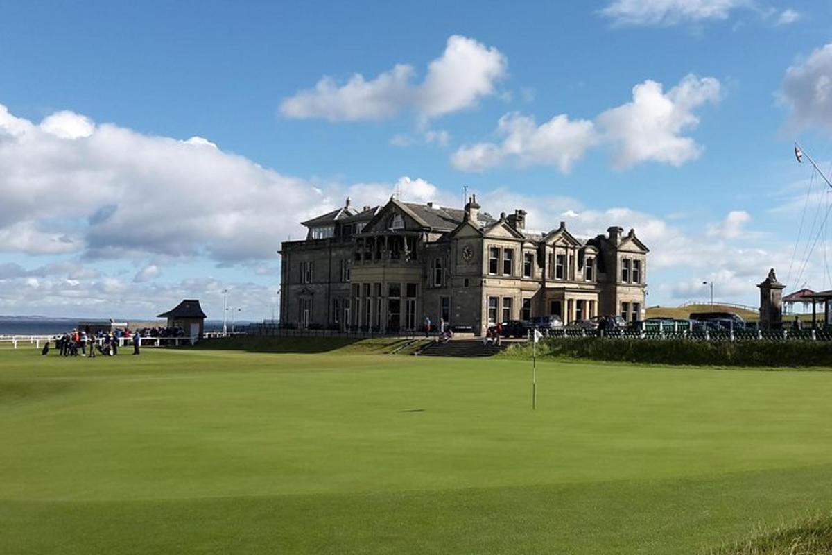 una grande casa su un campo da golf vicino all'oceano