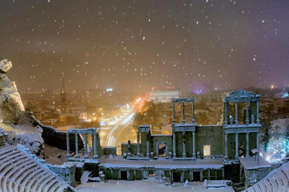 una vista di una città di notte nella neve