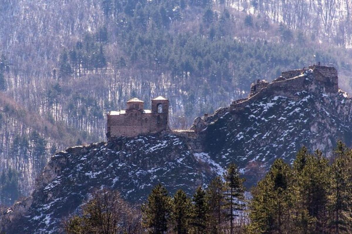 eine Burg auf einem Berggipfel im Schnee