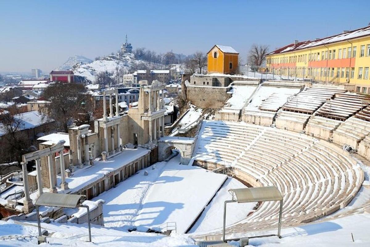 un vecchio stadio coperto di neve in una città