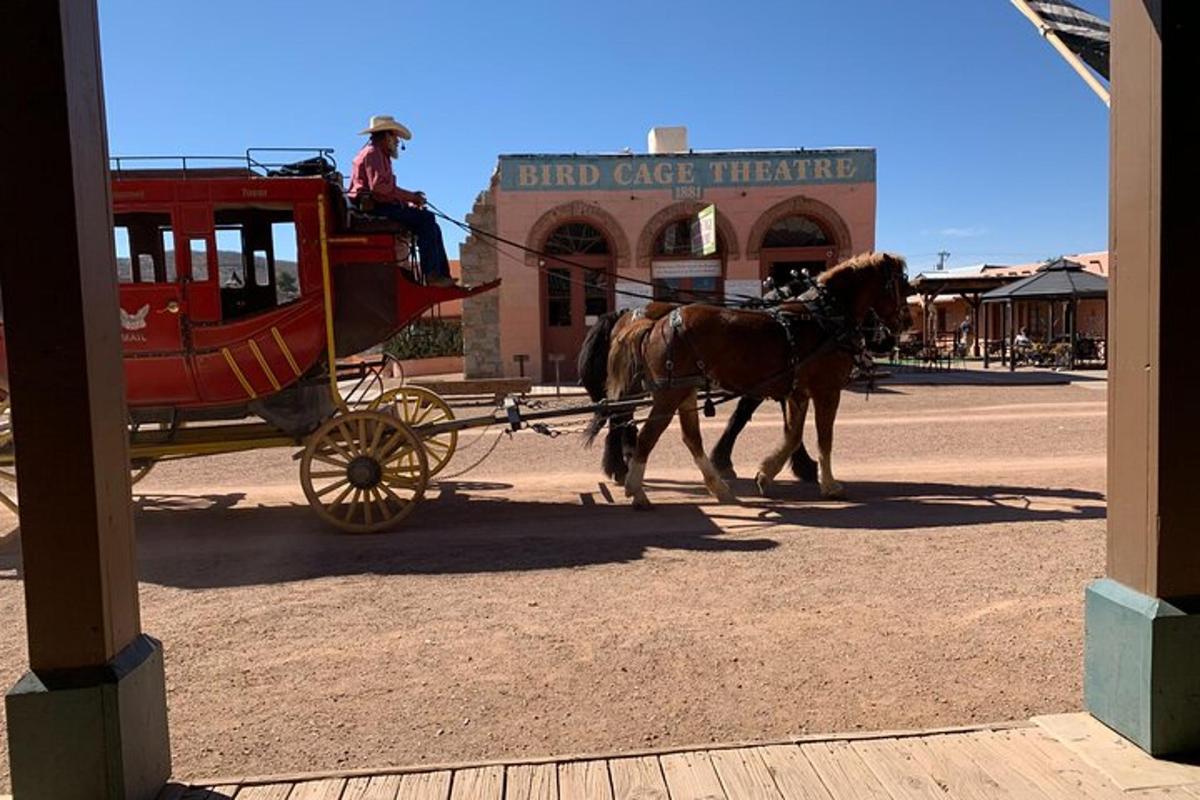 una carrozza trainata da cavalli davanti a un edificio