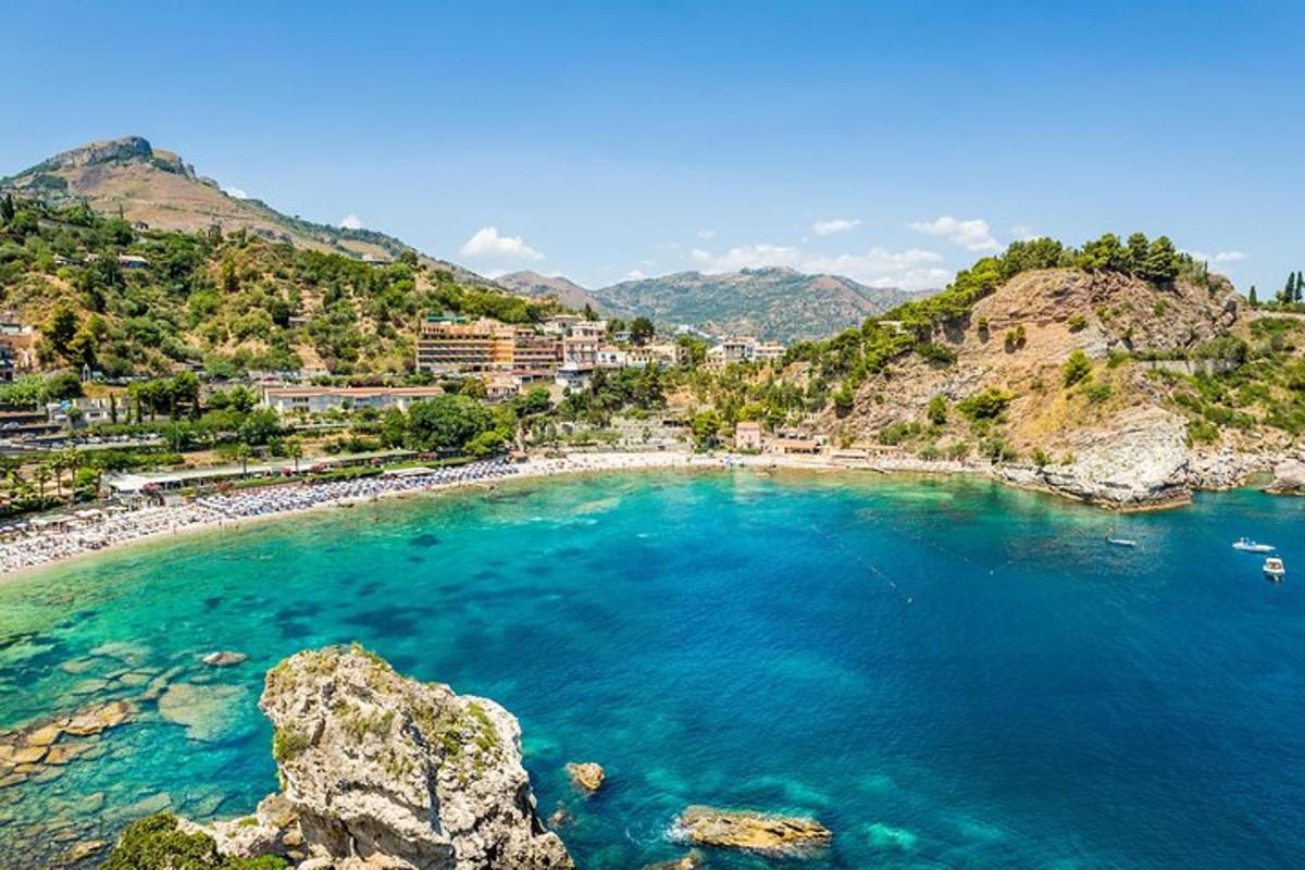 vista d'una platja amb aigua blava