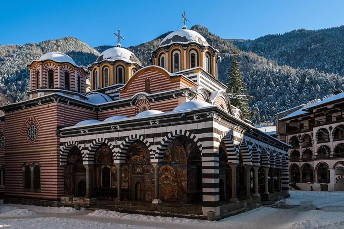 o clădire mare cu cupole deasupra ei