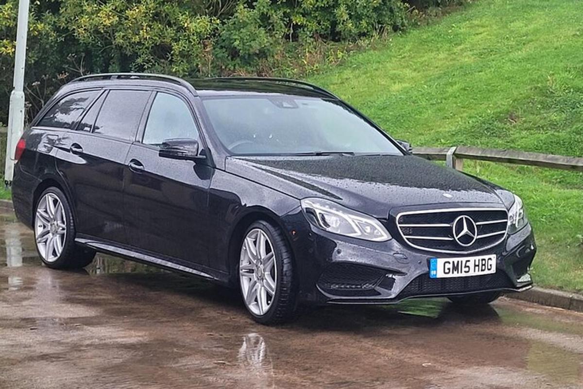 чорний автомобіль Mercedes Benz, припаркований на під'їзній доріжці
