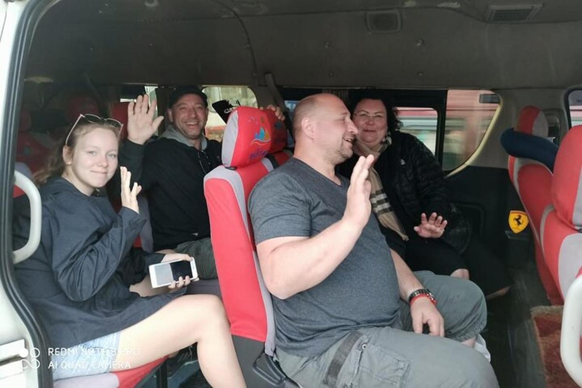 un gruppo di persone sedute sul retro di un furgone