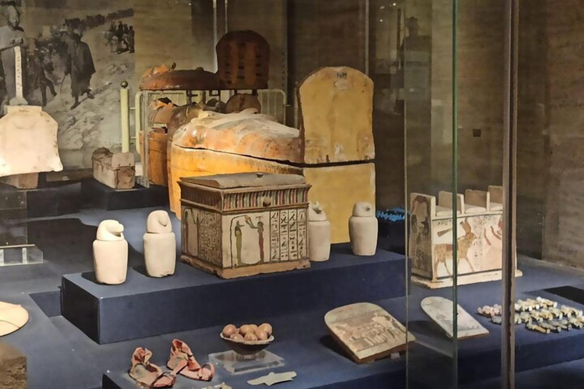 una vetrina in un museo con reperti in mostra
