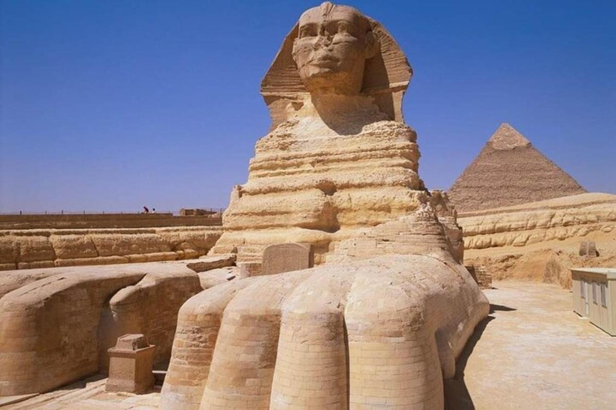una grande statua di fronte alle piramidi