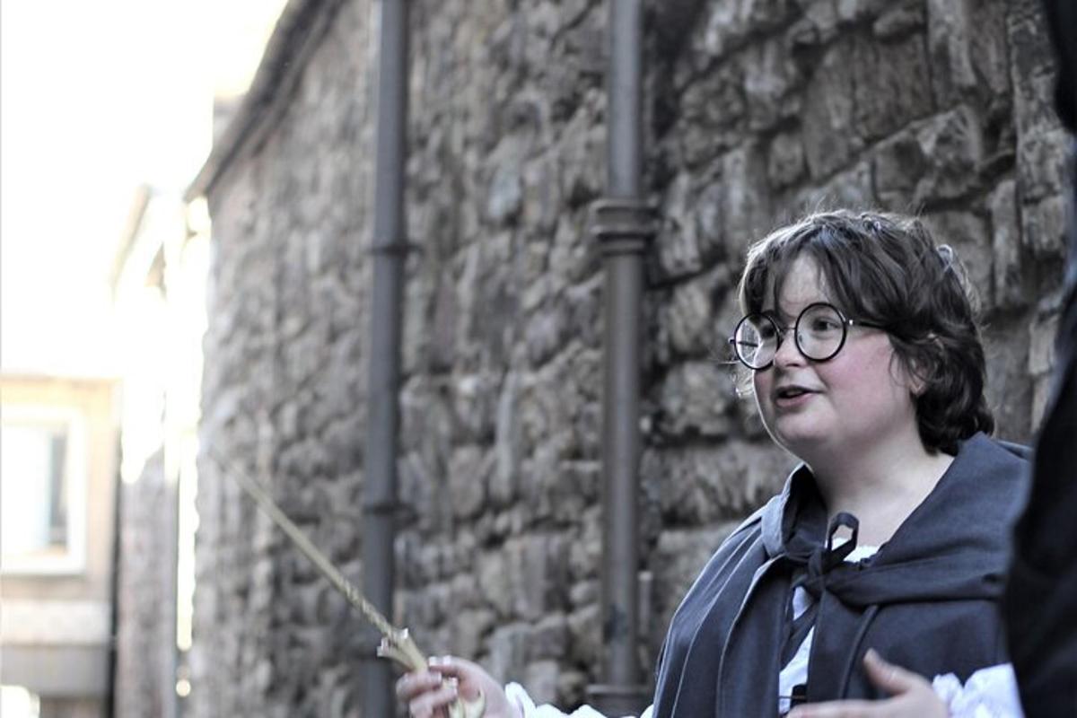 žena s brýlemi držící provázek před budovou