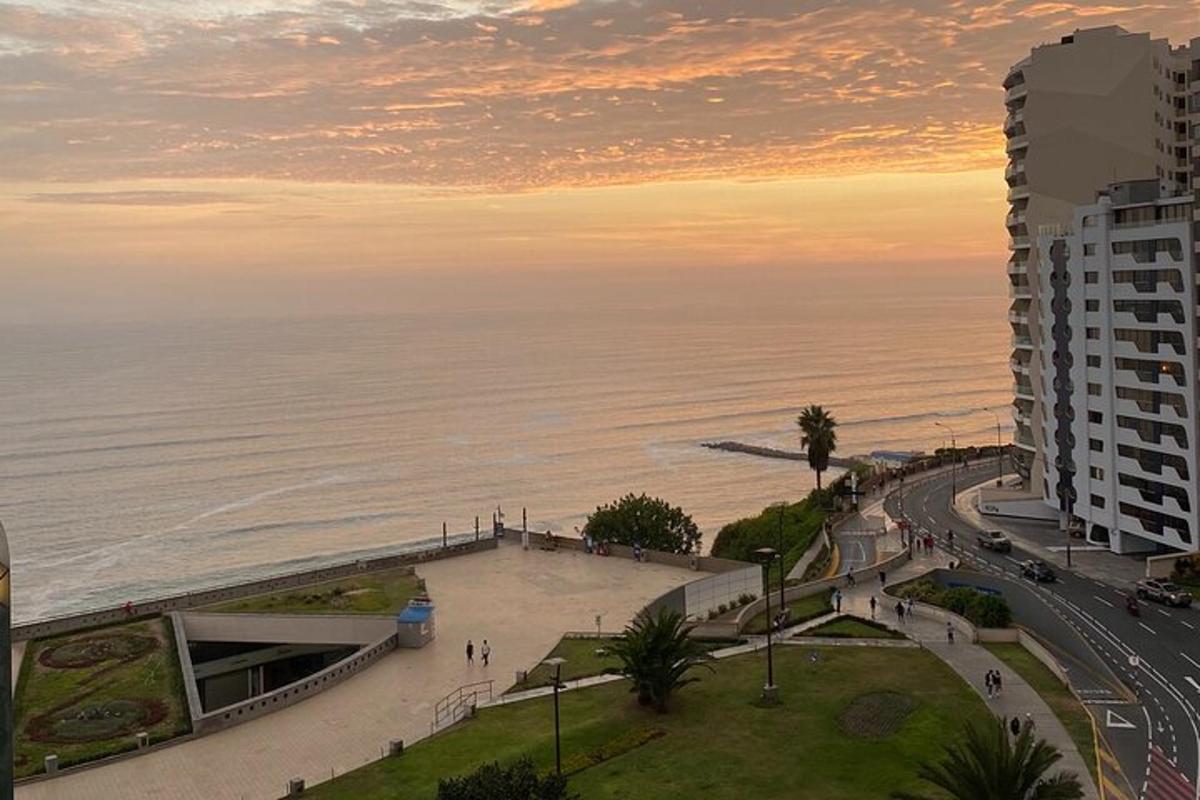 una vista de l'oceà amb un edifici i una platja