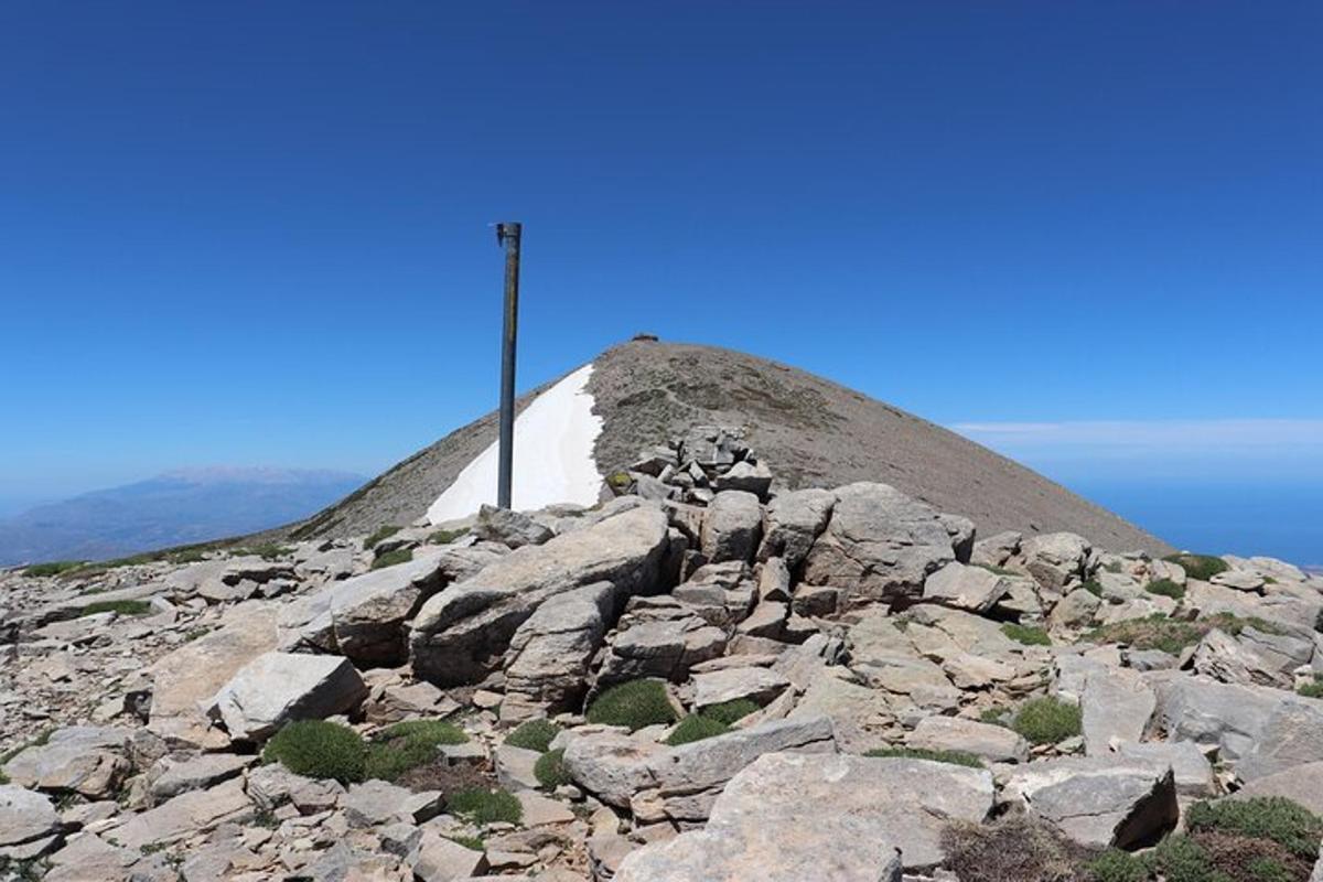 tiang di puncak gunung