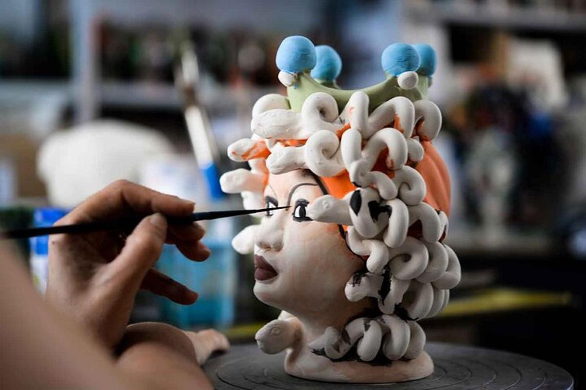 um homem tendo sua cabeça esculpida com um cocar de cabelo