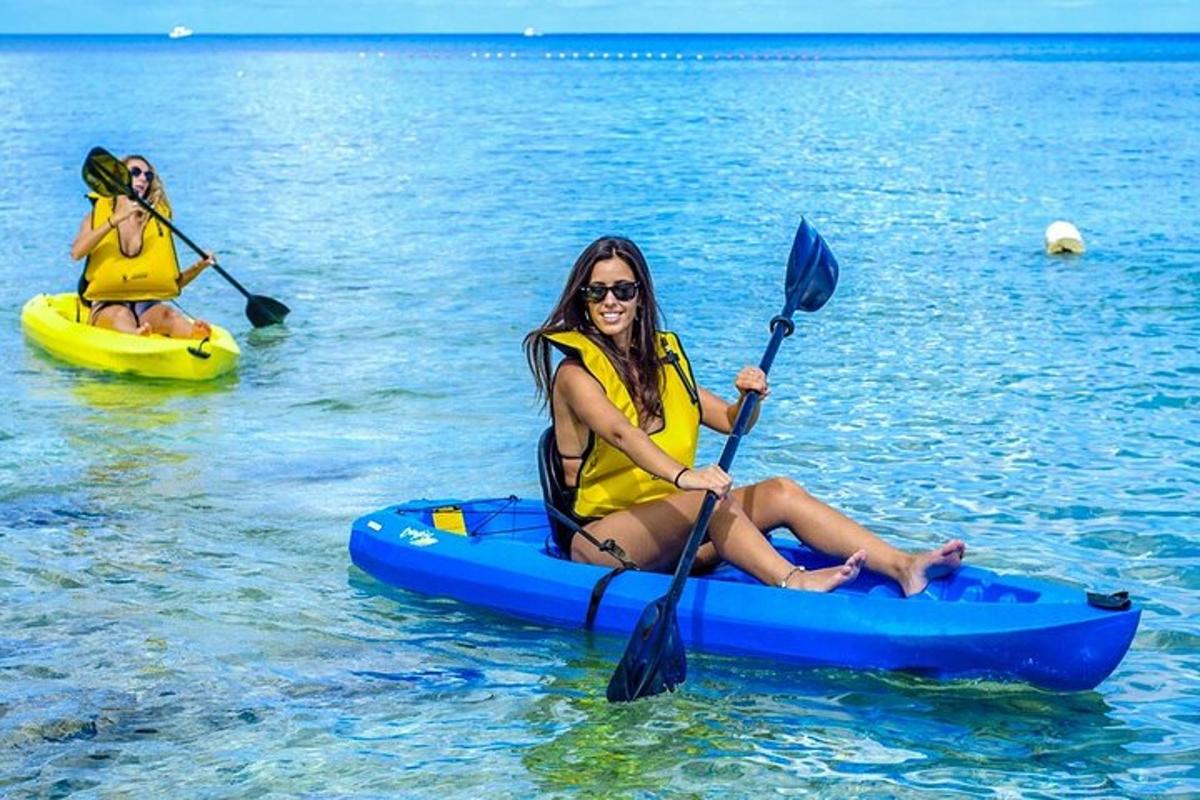 due donne in kayak in acqua sull'acqua
