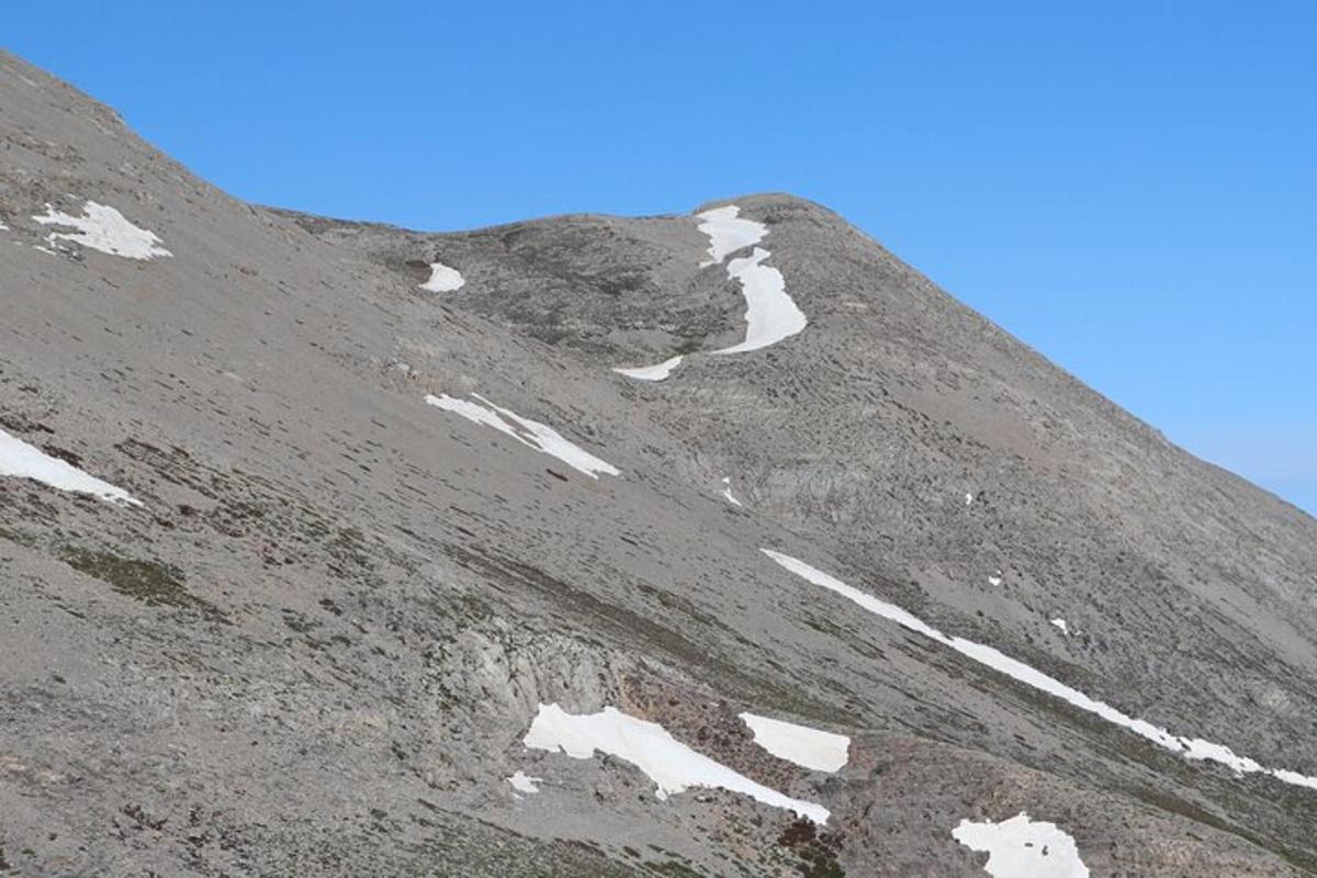 gunung dengan salji di sisinya