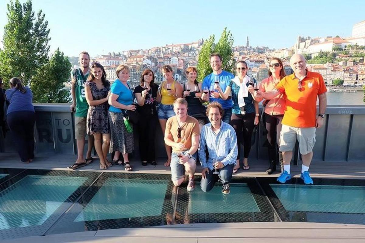 skupina lidí pózujících pro fotografii u bazénu