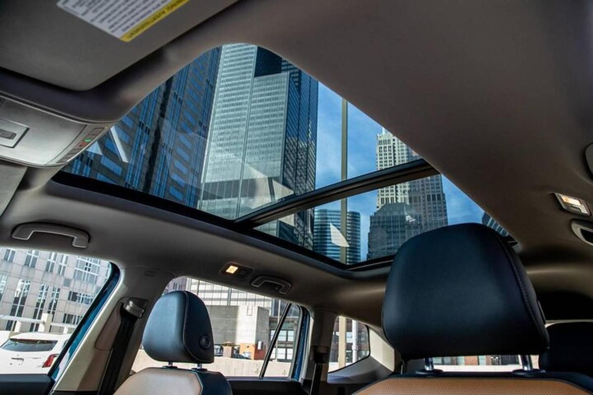 una vista di una città dall'interno di un'auto