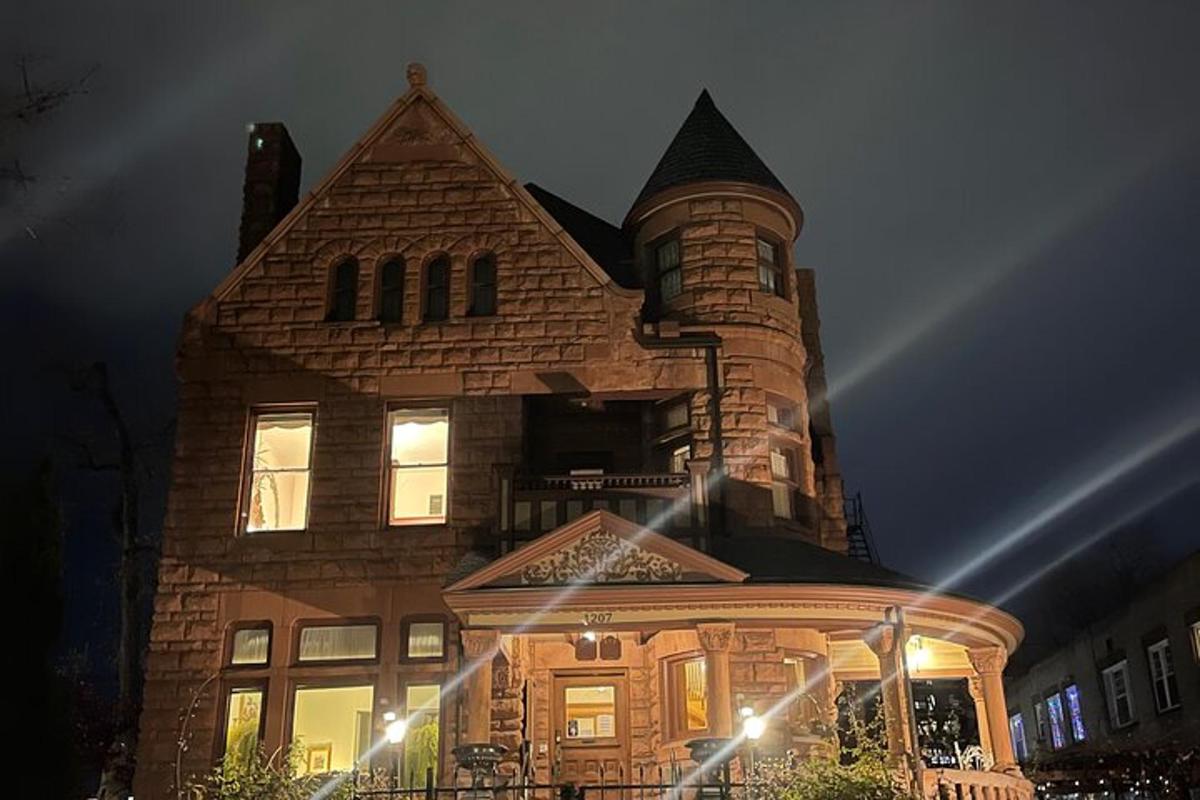 un grande edificio in mattoni con luci davanti