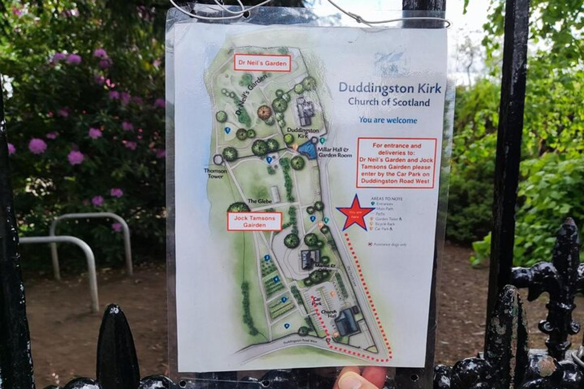 en person som holder et skilt med et kart over en park