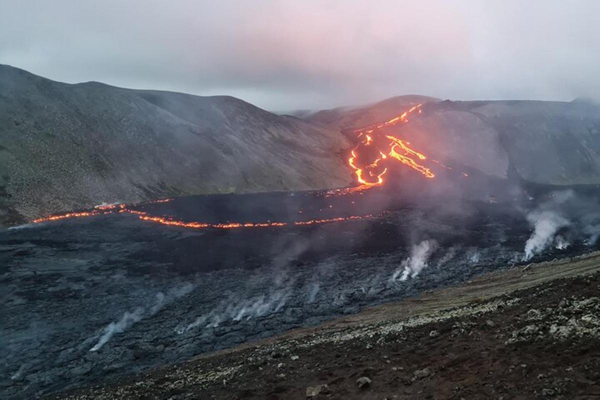 una vista aerea di un incendio in montagna