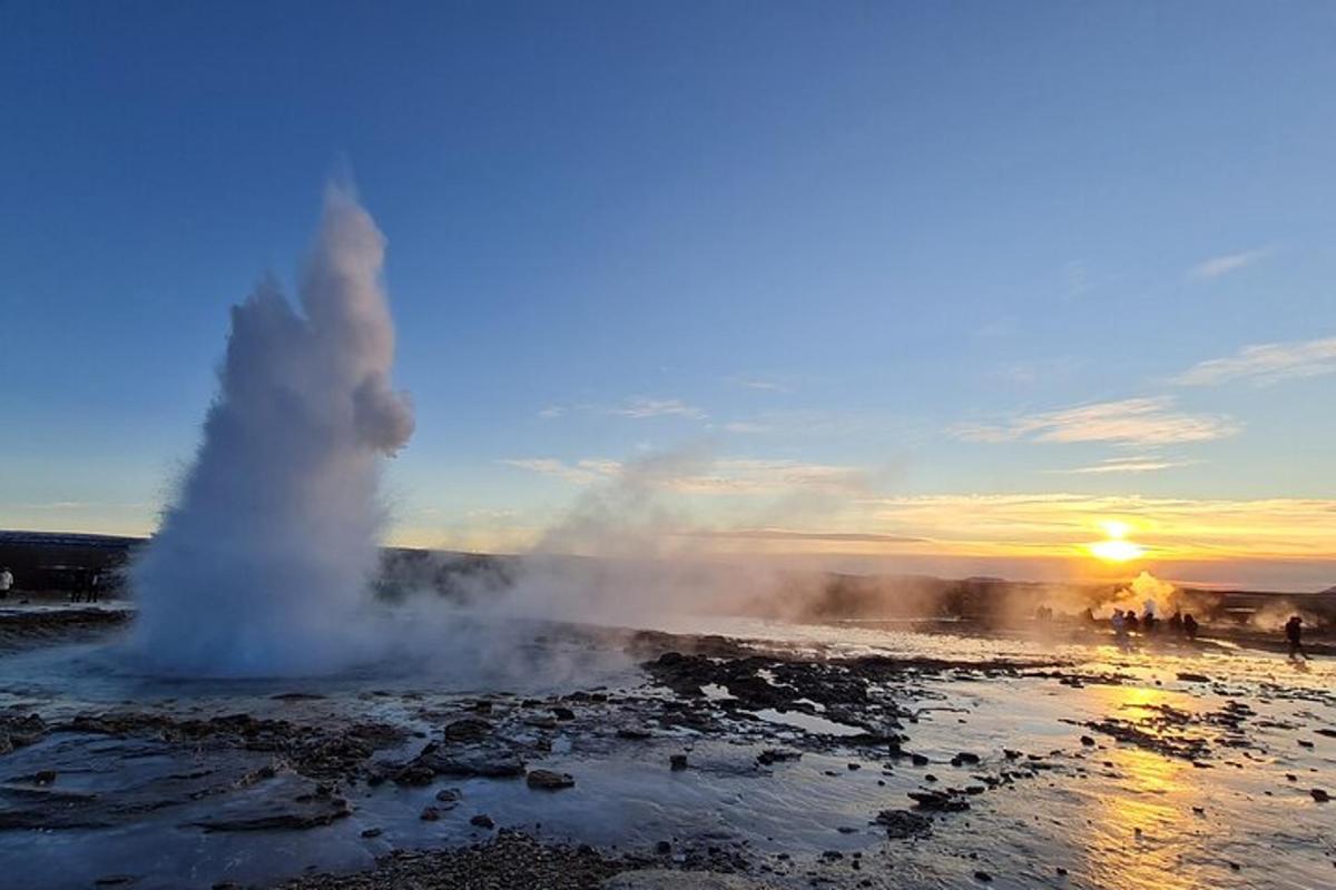 geosfera wap yang meletus dari geyser pada waktu matahari terbenam