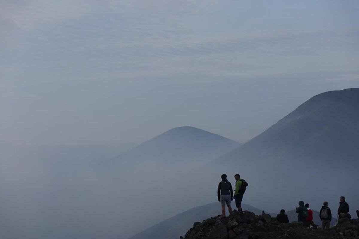 isang grupo ng mga tao na nakatayo sa tuktok ng isang bundok