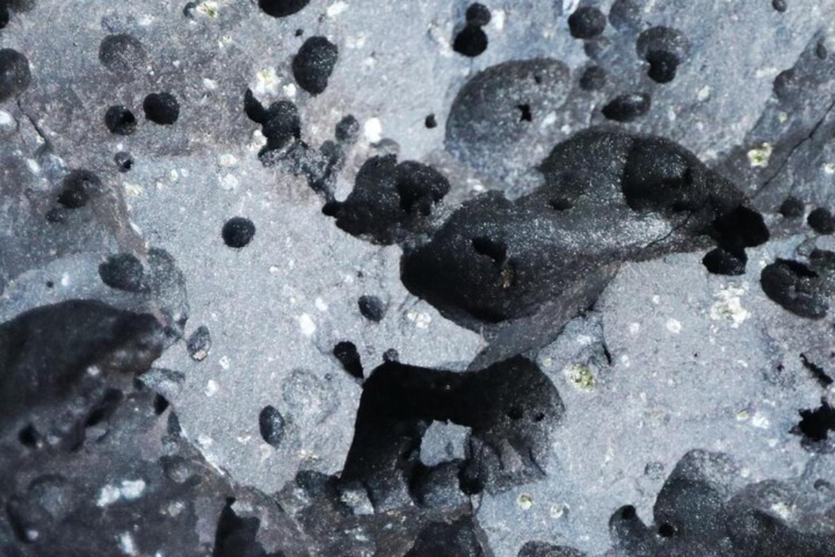 un mucchio di terra e rocce sul terreno