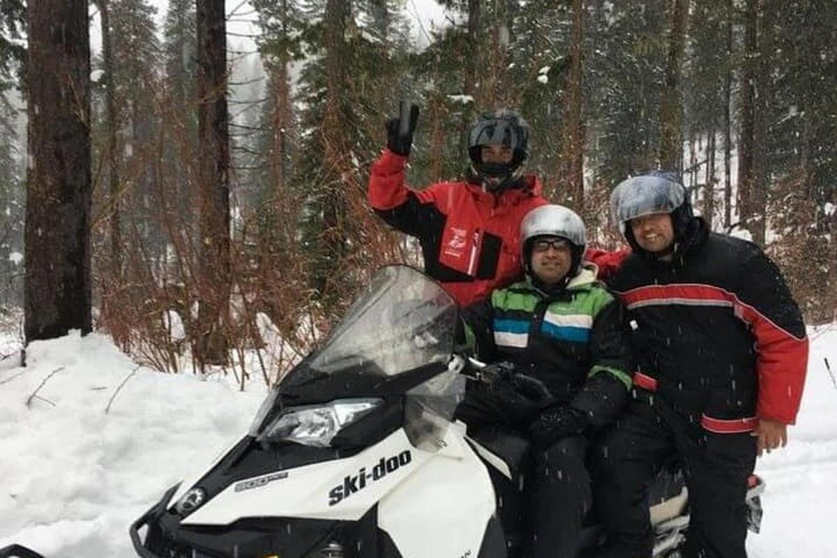 kolmeliikmeline grupp istub mootorsaanil