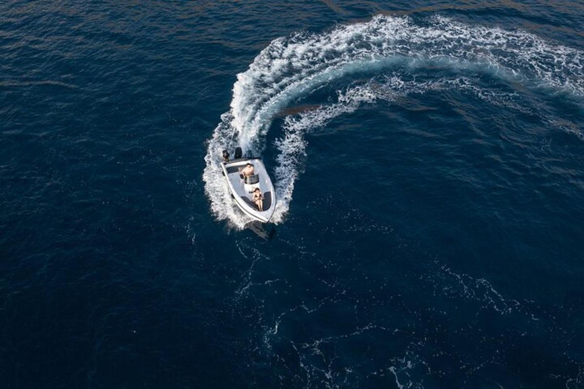 um barco no meio do oceano