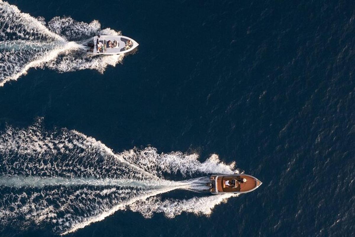 um par de barcos na água