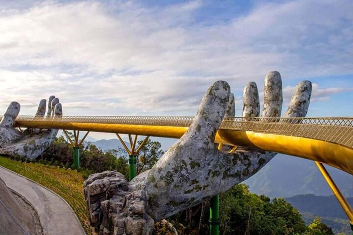 una statua di una mano che si aggrappa a un ponte