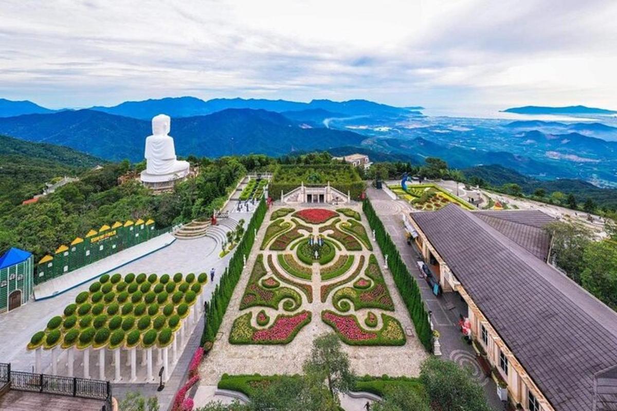 uma vista aérea de um jardim com uma grande estátua