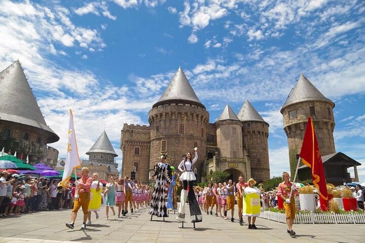 un gruppo di persone in costume davanti a un castello